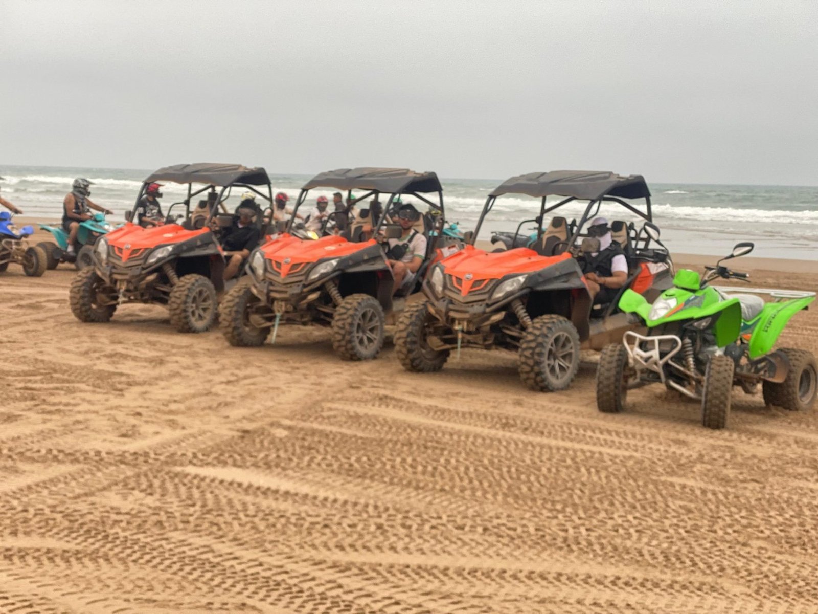 Buggys sur les dunes près de la côte d’Agadir