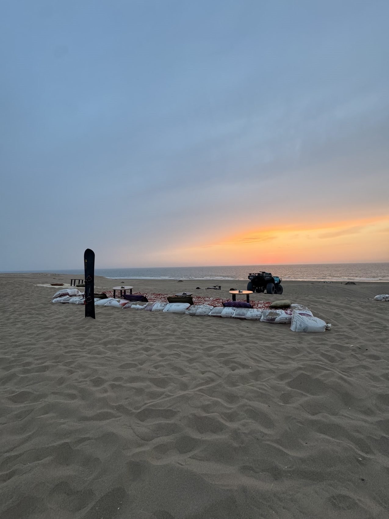 Pause thé dans les dunes en fin de journée