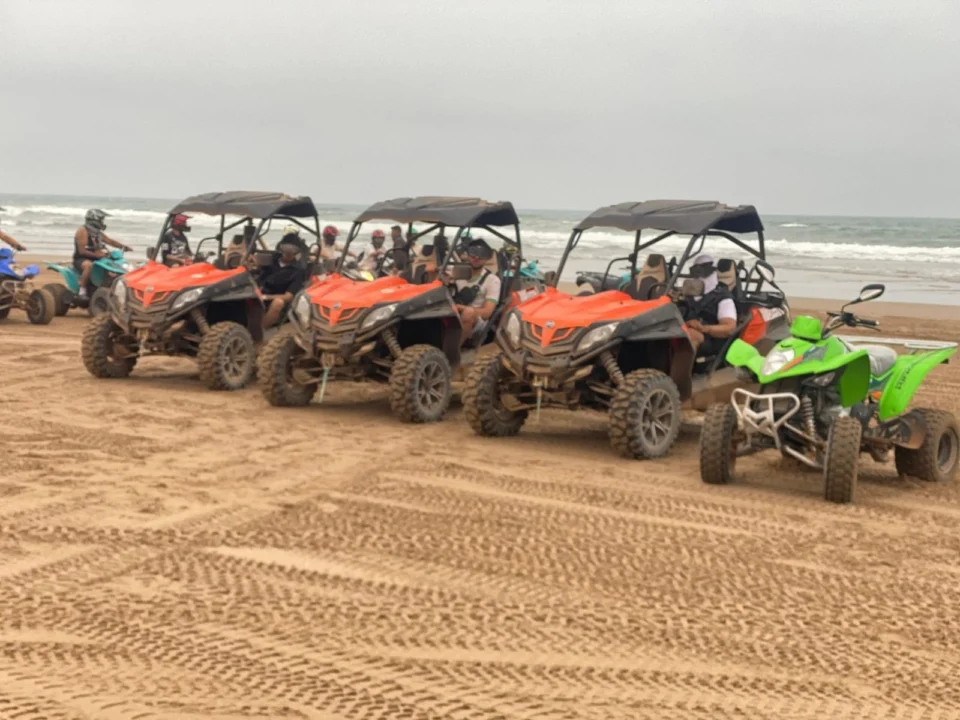 Buggys stationnés sur le sable près de la côte