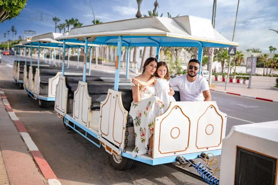 Famille dans le petit train d’Agadir