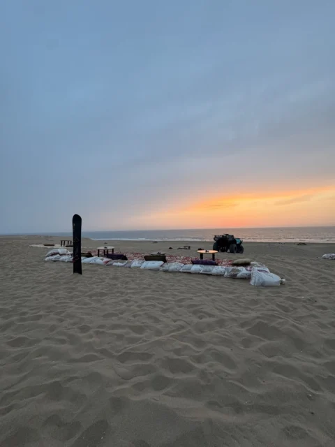 Pause thé préparée dans les dunes en fin de journée