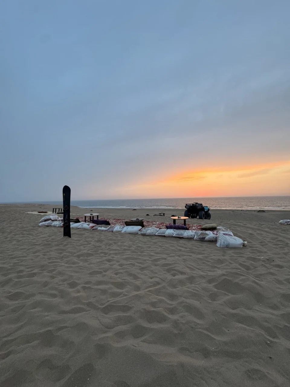 Pause thé préparée dans les dunes en fin de journée