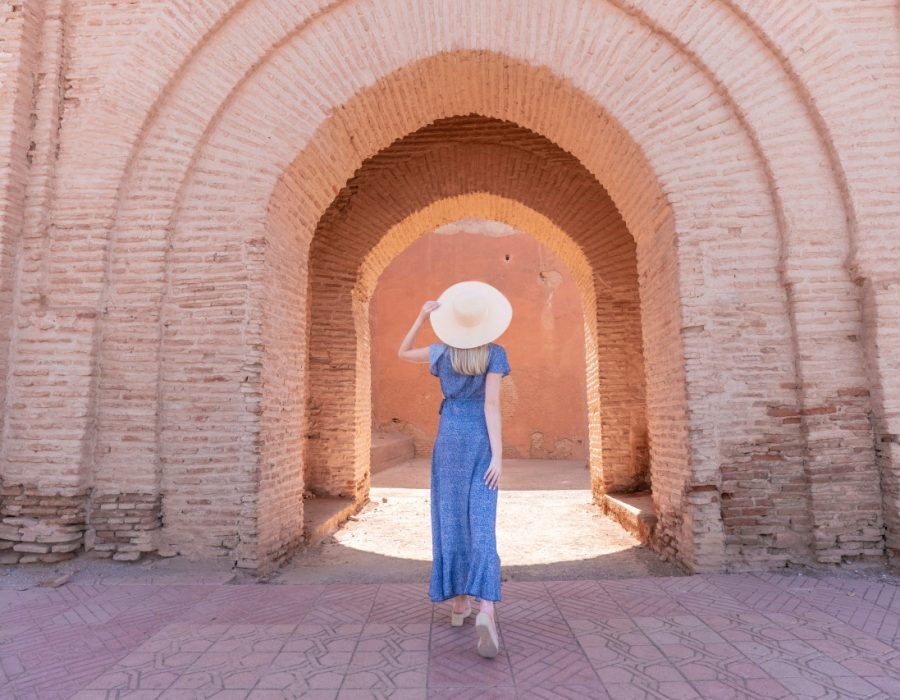 Jeune femme devant larche dentree de la muraille de Taroudant 1280x853 1